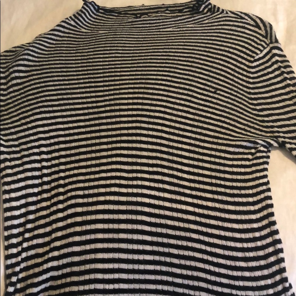 White and black knit long sleeve top